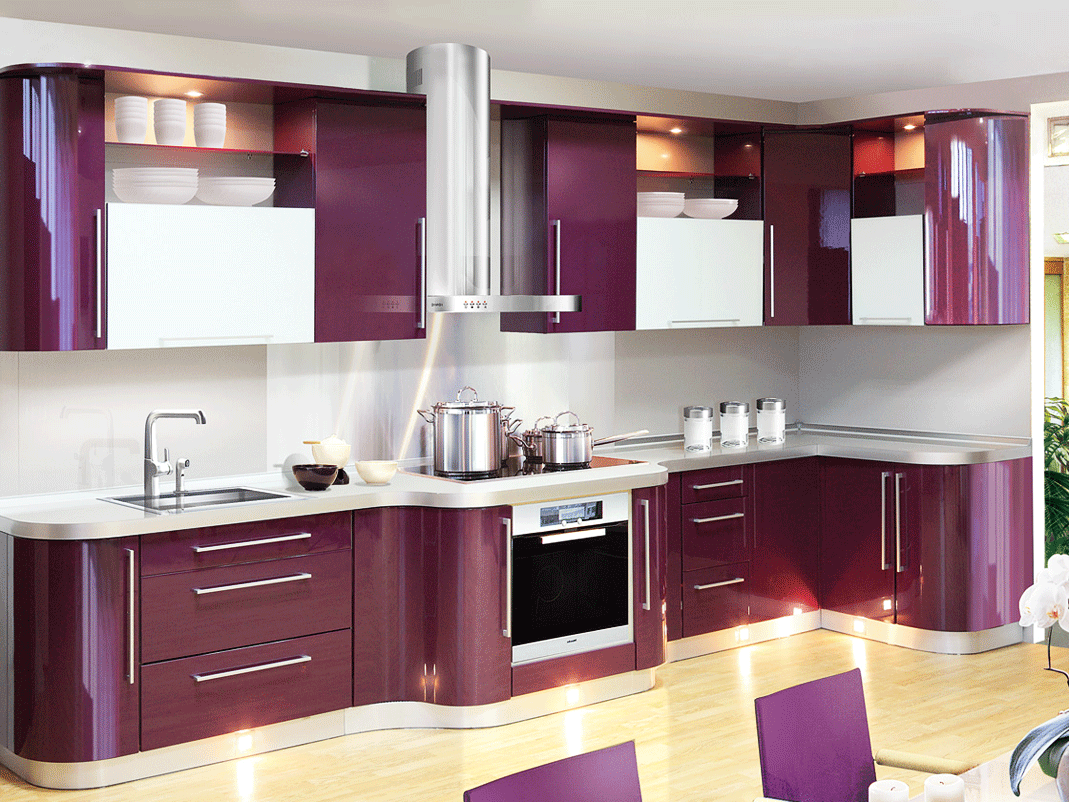 Угловая фиолетовая кухня в интерьере.
