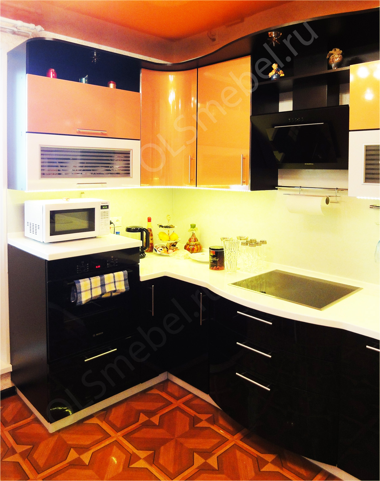 Кухня с воздуховодом дизайн, проект, черный, белый, апельсин